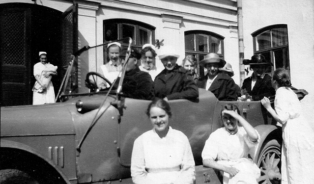 Photo of Hellen Collden with Fingspong Lasarett Hospital collegues, circa 1922